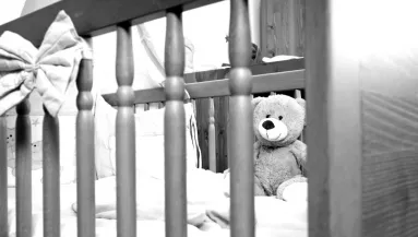 Hónapokig elemekkel etette párja ezének kislányát, meghalt