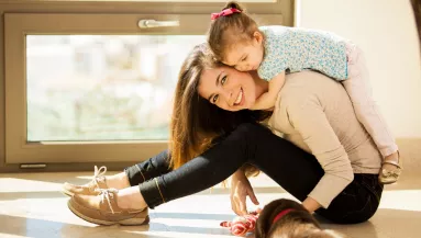 "Meg kell kérdeznünk valamit" - Bizarr ajánlatot tett a babysitternek a részeg házaspár - Videó