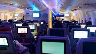 Nem hitt a férfi a szemének, mit vitt a mellette ülő utas az éjszakai repülőjáratra - Videó