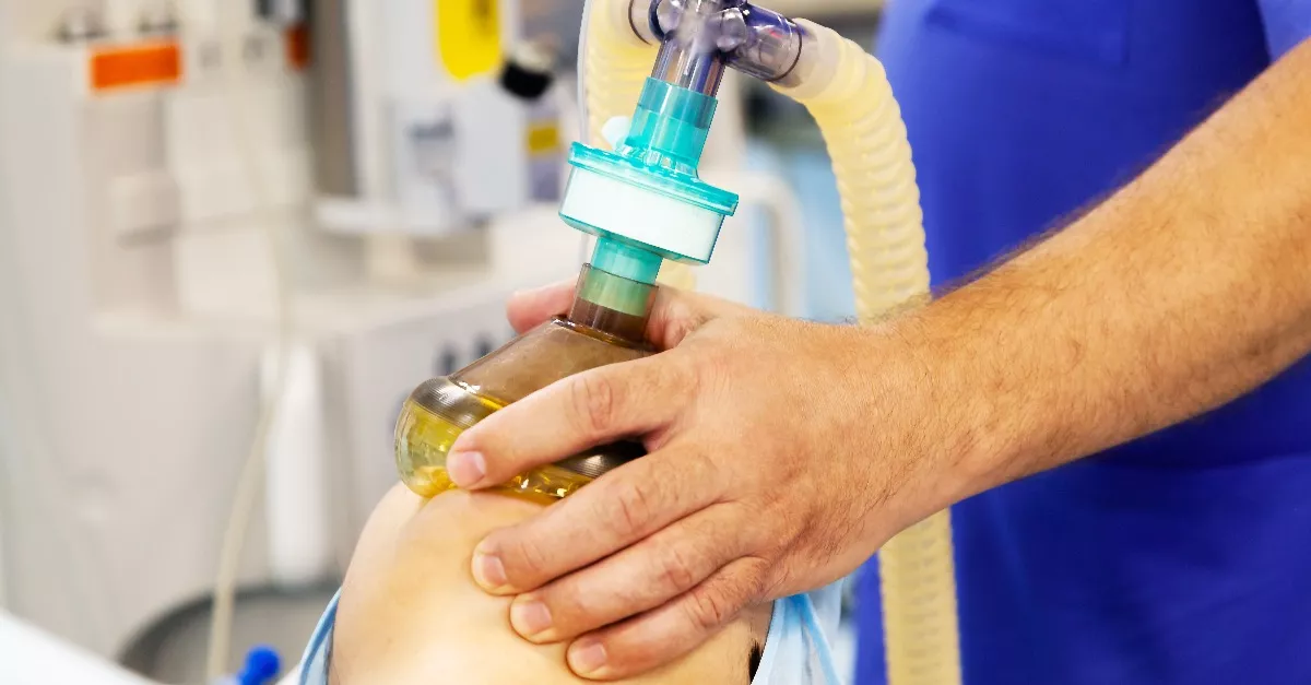 A császármetszés alatt erőszakolt meg egy orvos egy kismamát: a kollégái videóra vették