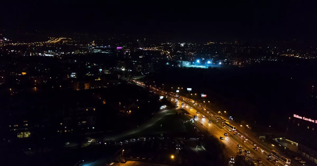 Egy rózsaszín UFO suhant el a repülőgép mellett: a Wizz-Air stewardesse vette fel - Videó