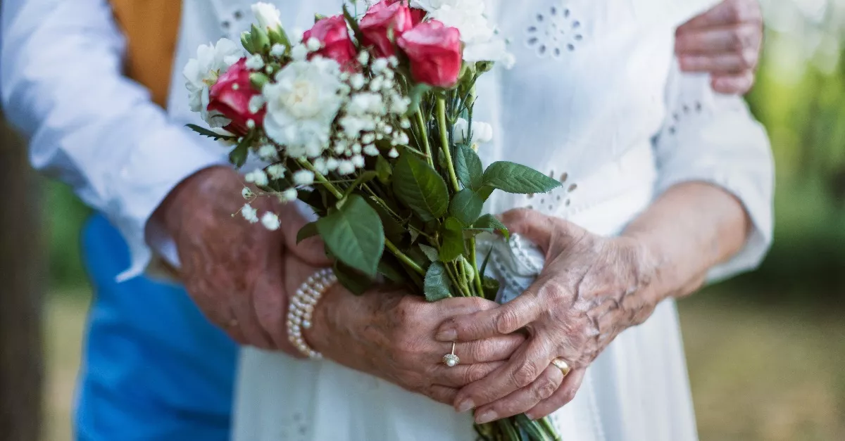 57 évvel az első csókjuk után talált rá Anna a Facebookon az exére: aztán igazán megható lett - Videó