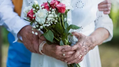 57 évvel az első csókjuk után talált rá Anna a Facebookon az exére: aztán igazán megható lett - Videó