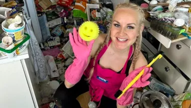 Horror! Kinyitotta a szexi takarítónő a hűtőt, kifordul a világ gyomra a látványtól - Videó