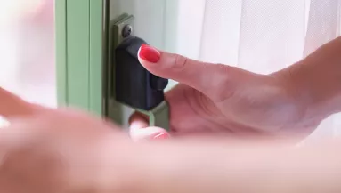 Kizárta magát a lakásból a nő: amit ezután tett, megdöbbenti a szomszédokat - Videó