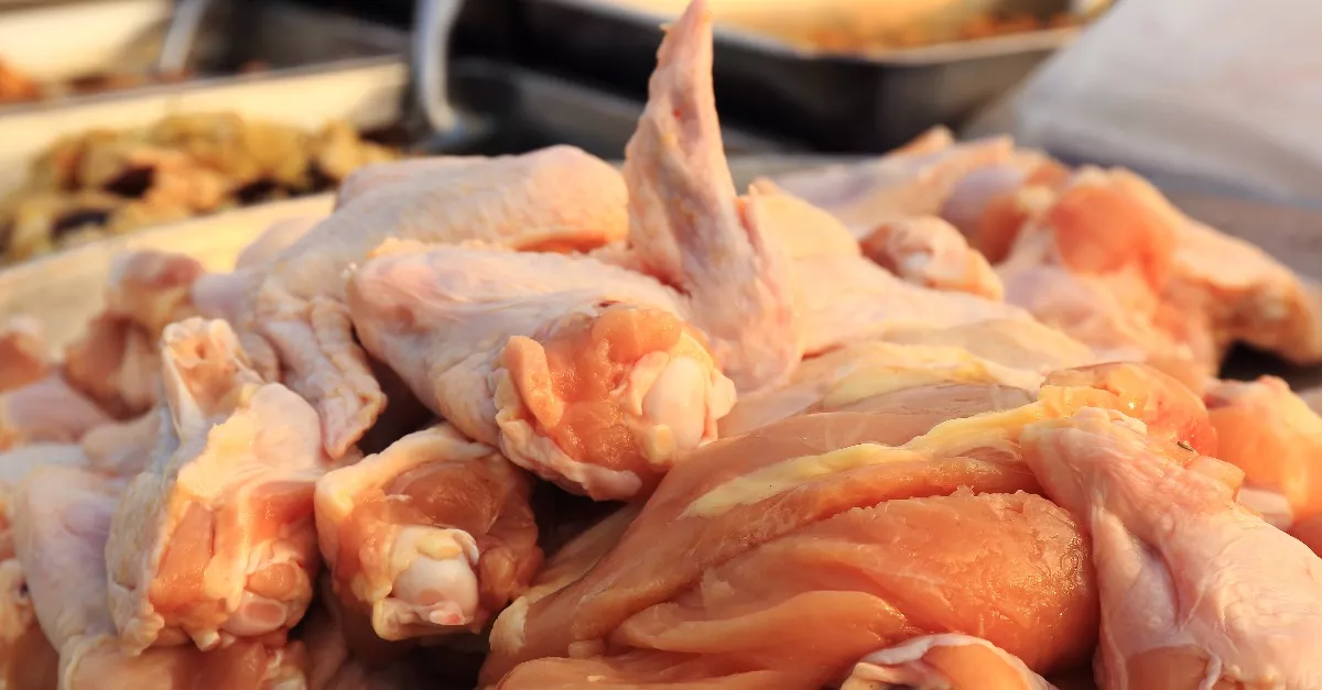 Fény derült az igazságra: ilyen csirkét árulnak a magyar boltokban