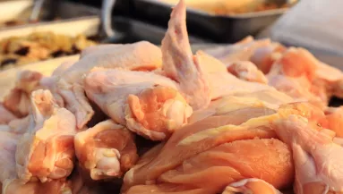 Fény derült az igazságra: ilyen csirkét árulnak a magyar boltokban