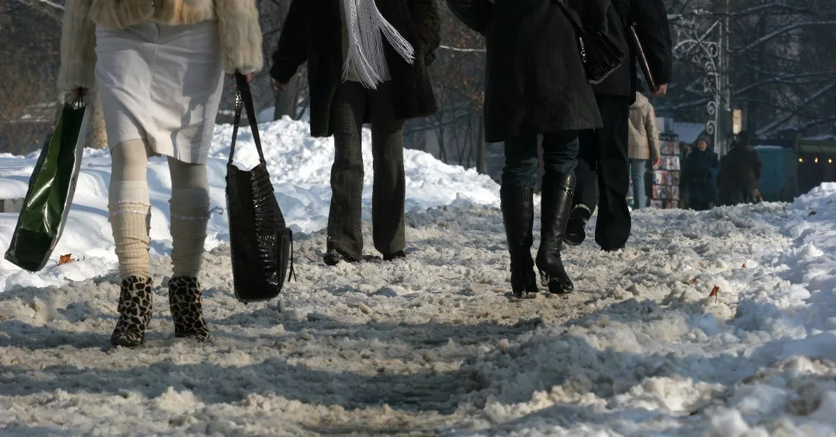 Friss előrejelzés: ónos eső és köd miatt több vármegyére is riasztást adtak ki