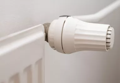 Nem a narancshéjról van szó: tedd ezt a filléres dolgot a radiátorra, és napokig illatos lesz az egész lakás