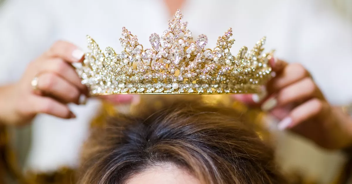 A 38 éves Juli lett a Mrs. World királynője, a világ legszebb felesége - Fotók