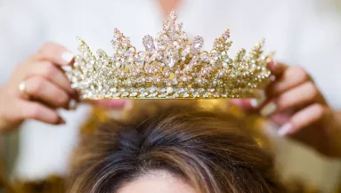 A 38 éves Juli lett a Mrs. World királynője, a világ legszebb felesége - Fotók
