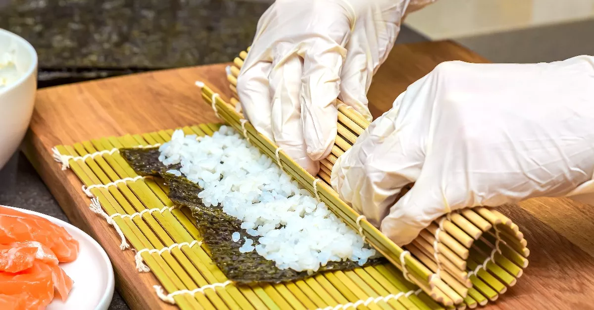 Gyomorforgató, mit talált a nő a rizses nasijában - A fotója körbejárja a világot