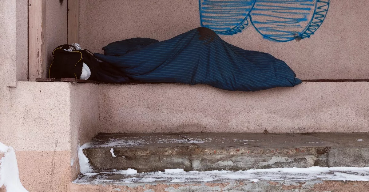 Meglátta a hajléktalan nőt a fia az állomáson aludni, majd megdöbbentő dolgot kérdezett tőle