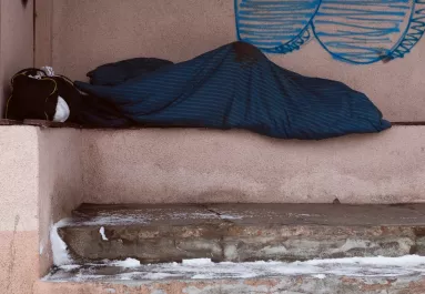 Meglátta a hajléktalan nőt a fia az állomáson aludni, majd megdöbbentő dolgot kérdezett tőle