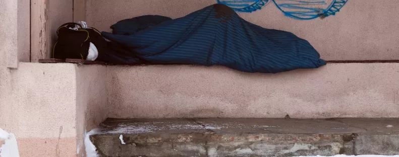 Meglátta a hajléktalan nőt a fia az állomáson aludni, majd megdöbbentő dolgot kérdezett tőle