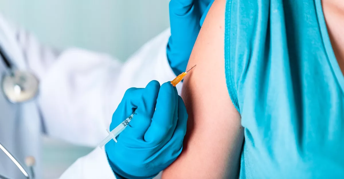 Te milyet kaptál? Sok ember halálát okozza az egyik koronavírus elleni vakcina mellékhatása 