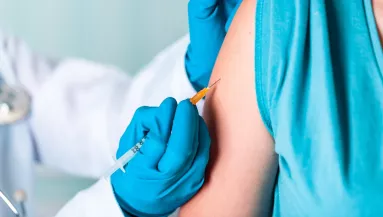 Te milyet kaptál? Sok ember halálát okozza az egyik koronavírus elleni vakcina mellékhatása 