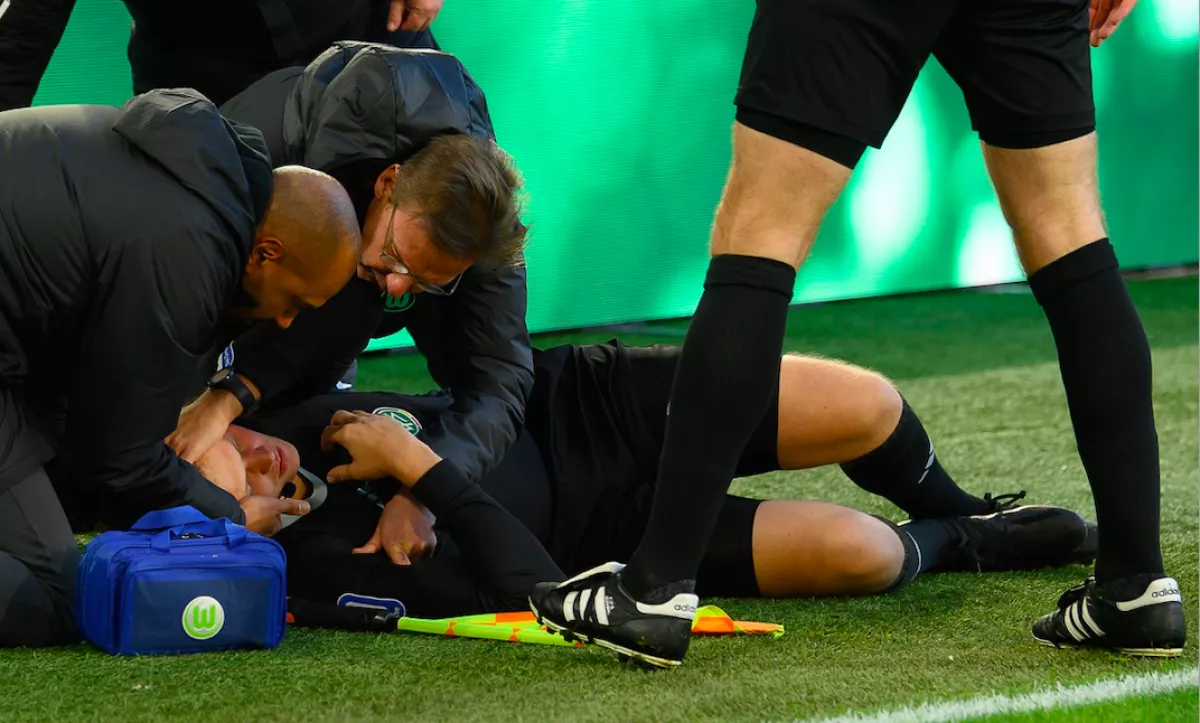 Kiütötte a partjelzőt a kölni játékos - Egy néző vette át a helyét - Fotók