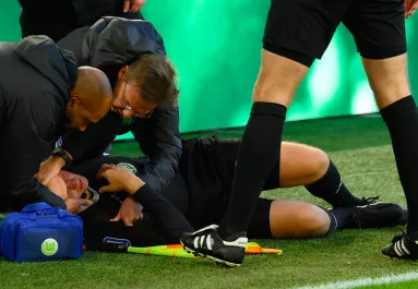 Kiütötte a partjelzőt a kölni játékos - Egy néző vette át a helyét - Fotók