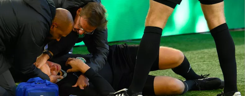 Kiütötte a partjelzőt a kölni játékos - Egy néző vette át a helyét - Fotók