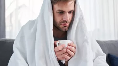 Kabát és cipő nélkül: 2 napig gyalogolt haza a férfi, mert nem volt pénze buszra