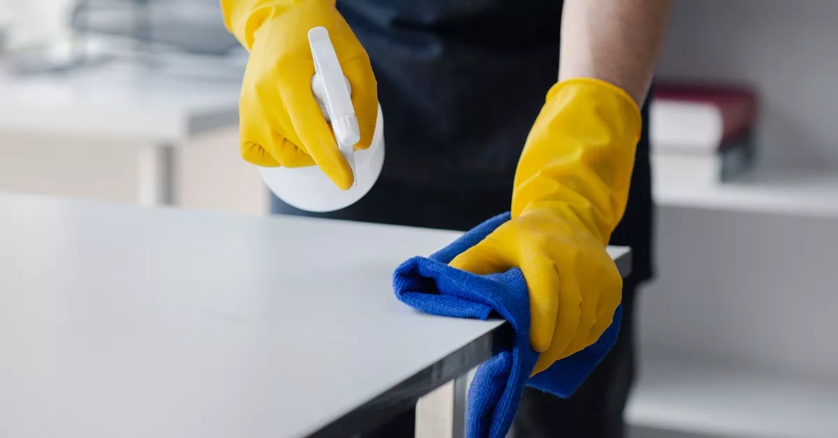 Számlát küldött a feleségének a takarításról a férfi: az asszony válasza zseniális