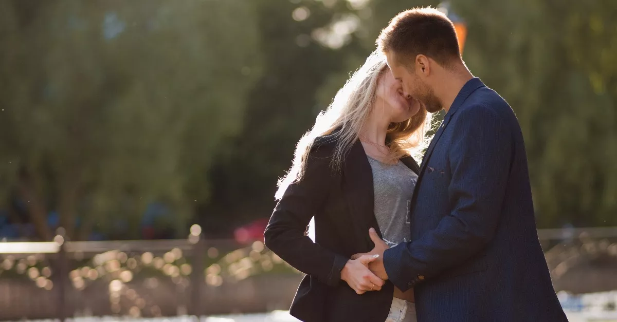 Megcsókolta a párja: allergiás reakcióval rohant a sürgősségire a lány - Videó