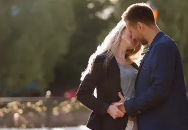 Megcsókolta a párja: allergiás reakcióval rohant a sürgősségire a lány - Videó