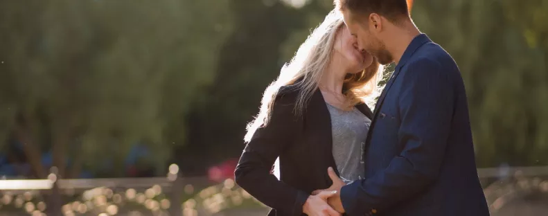 Megcsókolta a párja: allergiás reakcióval rohant a sürgősségire a lány - Videó