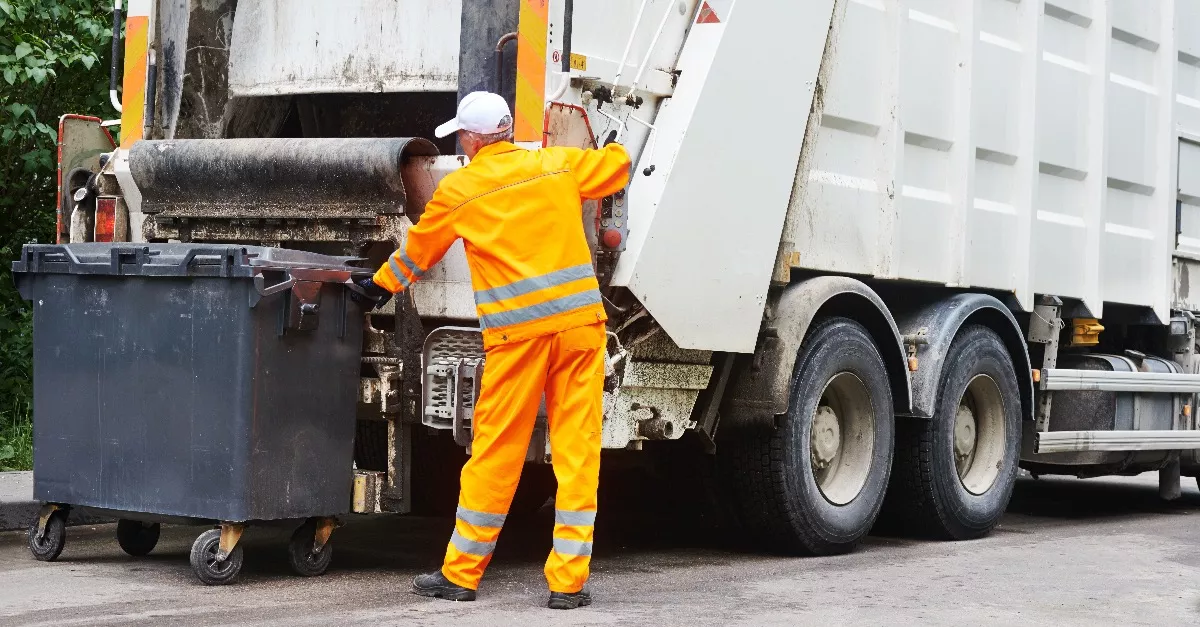 Benézett a kukás a kukásautóba és azonnal tárcsázta a segélyhívót - Fotók