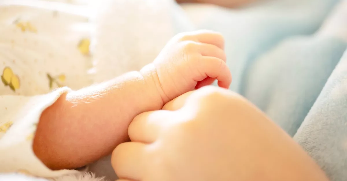 Eszméletlen kisfiú mellett ébredtek fel a szülők: sokkoló, mit találtak a nyakán - Videó