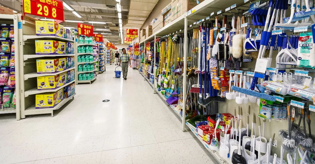 Csak egy pelenkában tolta a mínuszokban a gyerekét egy áruházban: letartóztatták az anyát - Fotó