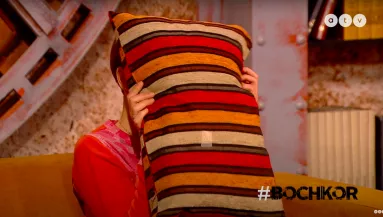 Belepirult Bochkor Gábor kérdésébe Tatár Csilla, egy párna mögé menekült - Videó