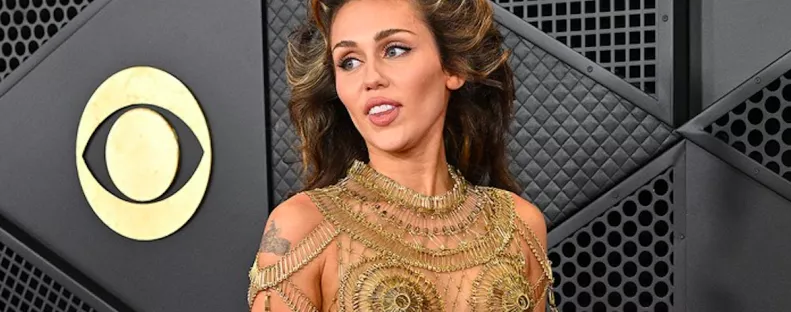 Miley Cyrus, Paris Hilton,... - Brutális meztelenruhák a Grammy-gálán - Fotók