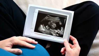 A nagyszülőknek akarták bejelenteni a babahírt: a reakciójuk megdöbbentette őket - Videó