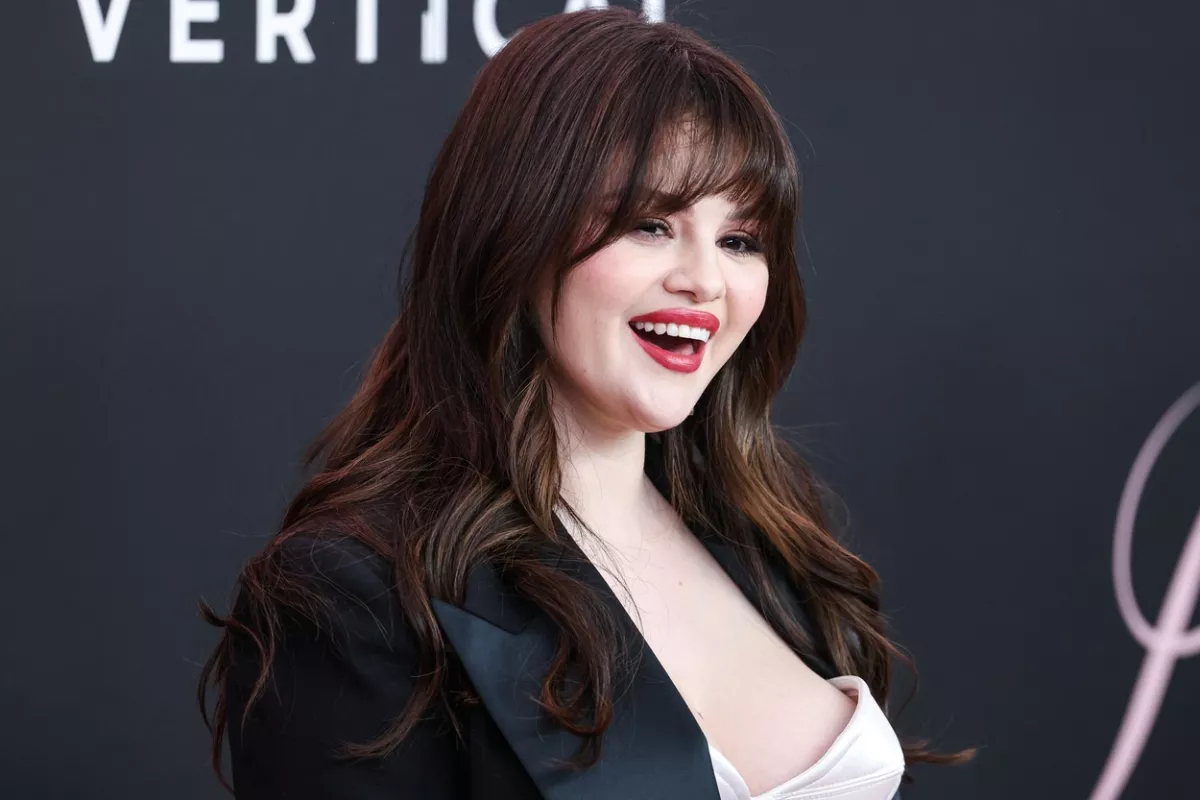 "Meghízott? - Selena Gomez keblei majd kiestek a ruhából a premieren - Fotók