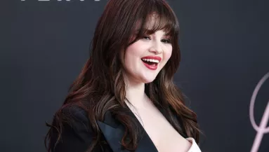 "Meghízott? - Selena Gomez keblei majd kiestek a ruhából a premieren - Fotók