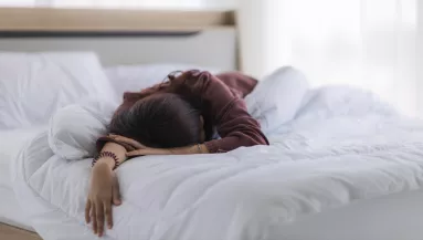 Ezért alszol rosszabbul decemberben – és 3 bevált praktika ellene