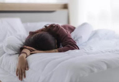 Ezért alszol rosszabbul decemberben – és 3 bevált praktika ellene