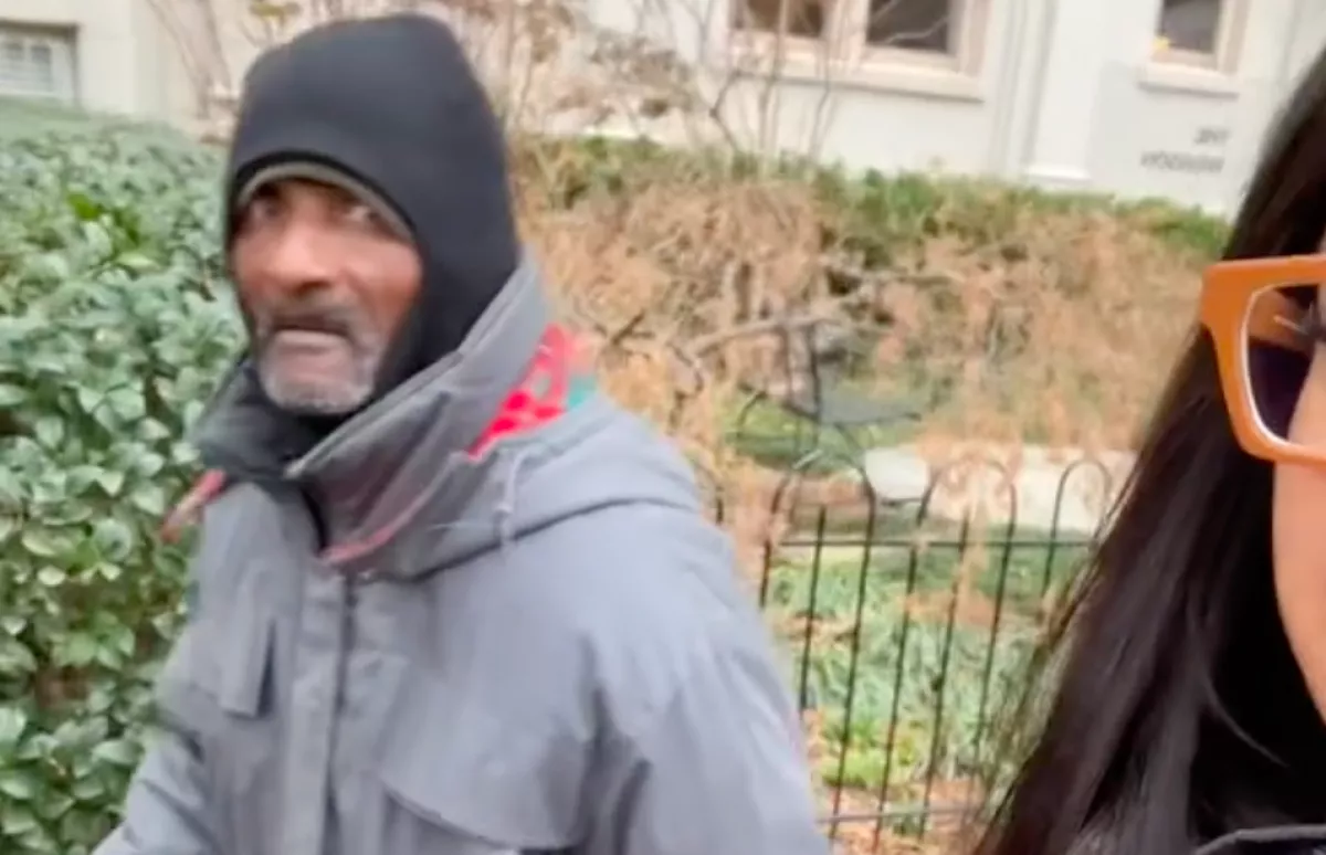 Forró teát kért a hajléktalan a lánytól: ami ezután történt, könnyekig hatja meg a világot - Videó