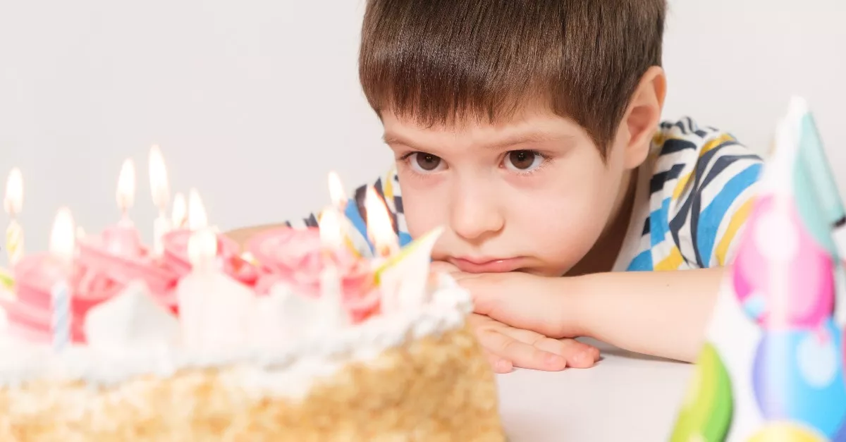 Barátaival akarta ünnepelni a 4-et a kisfiú: amikor megtudták, milyen torta lesz, mindenki lemondta