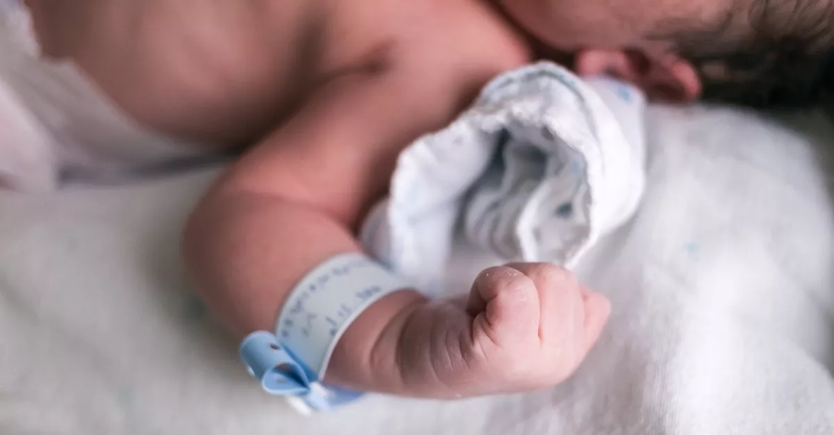 Összekevert a férfi az örökítő anyagát az apjáéval - "egyedülálló gyermek" fogant meg