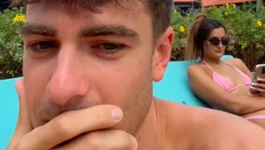 "Szakítani fog velem" - Bikinijével verte át a srác a barátnőjét: nekiestek a kommentelők - Videó