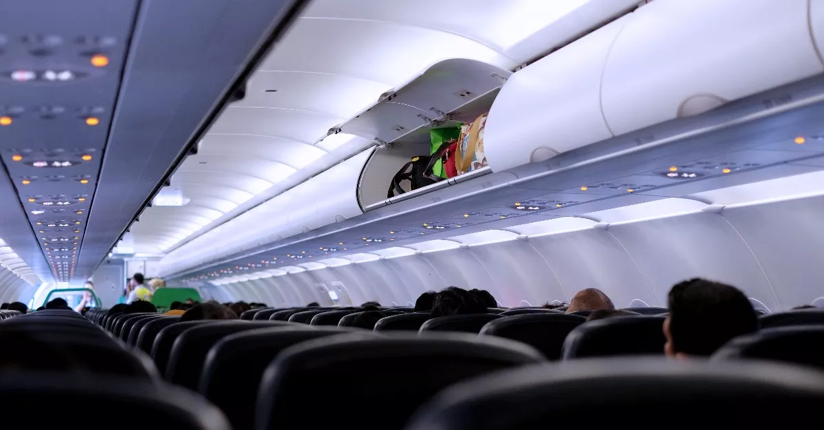 Kinyílt a poggyásztartó a repülőn: gusztustalan dolog ömlött az utasok fejére - Fotók