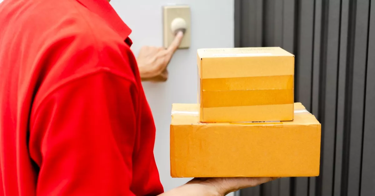 Bejutott az ételfutár a család lakásába: gyomorforgató dolgot tett - Videó