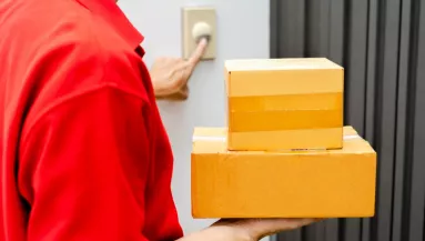 Bejutott az ételfutár a család lakásába: gyomorforgató dolgot tett - Videó