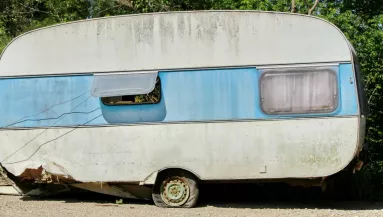 Egy lakókocsihoz riasztották az állatvédőket: elborzadtak attól, amit ott találtak - Fotók