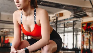 Gyúrás közben videózta le a srácot a szőke csaj: amit ezután tett, azzal bajba sodorta magát - Videó