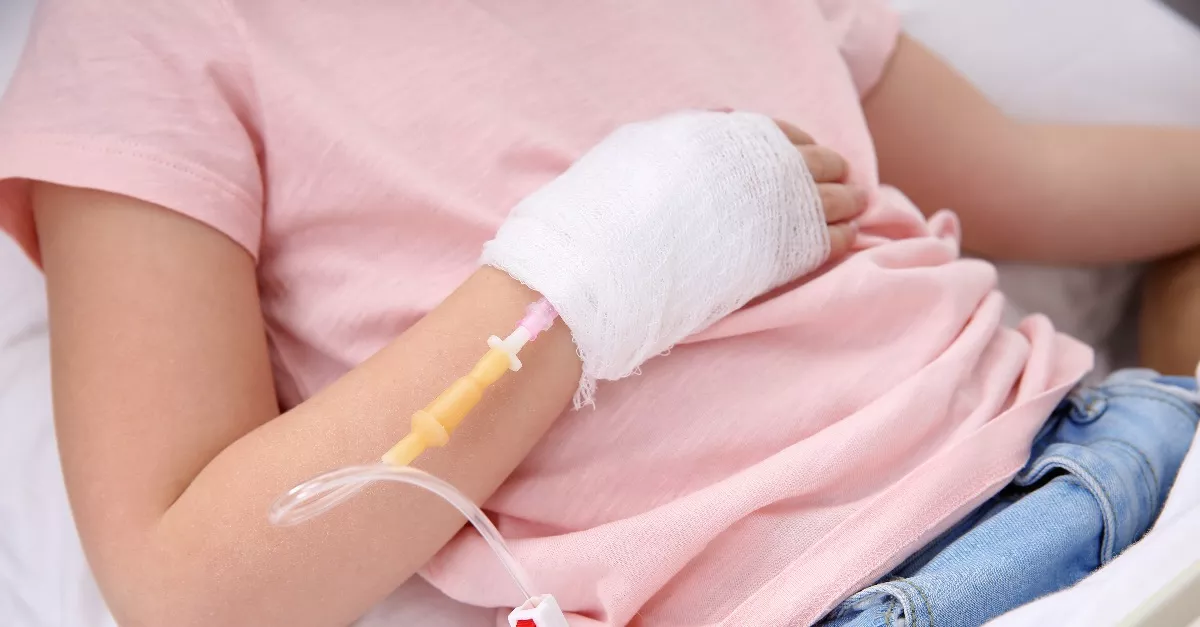 Sírva fakadt a kisfiú, amikor megtudta, ő mentheti meg halálos beteg húga életét - 