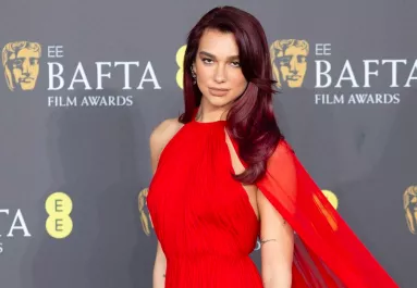 Dua Lipa, Emma Stone, Margot Robbie - Brutális ruhák a BAFTA-gálán - Fotók